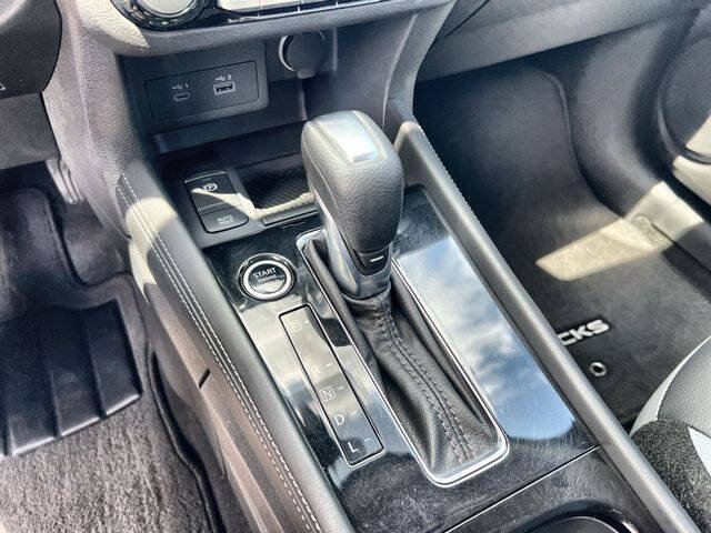 Used 2023 Nissan Kicks SR w/ SR Premium Package FWD image 15