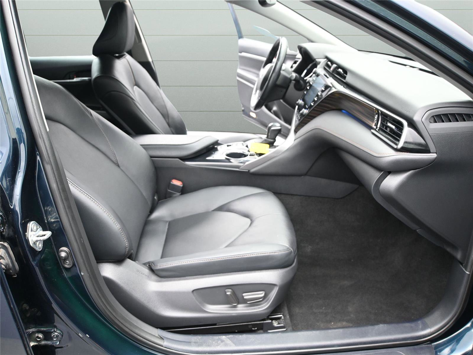 Used 2020 Toyota Camry XLE image 16