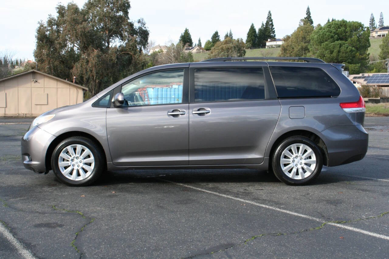 Used 2014 Toyota Sienna XLE image 7
