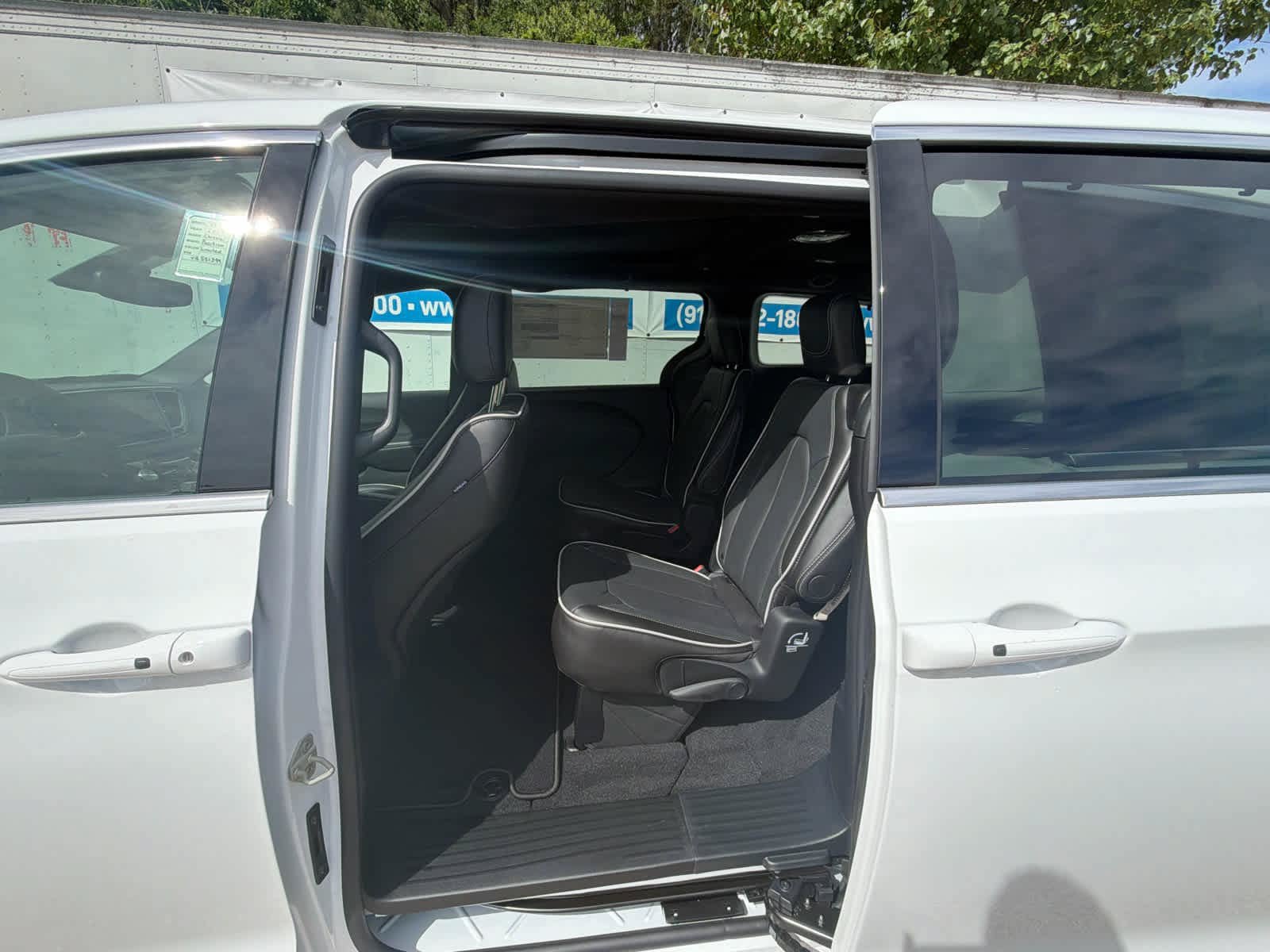 New 2027 Chrysler Pacifica Select FWD image 34