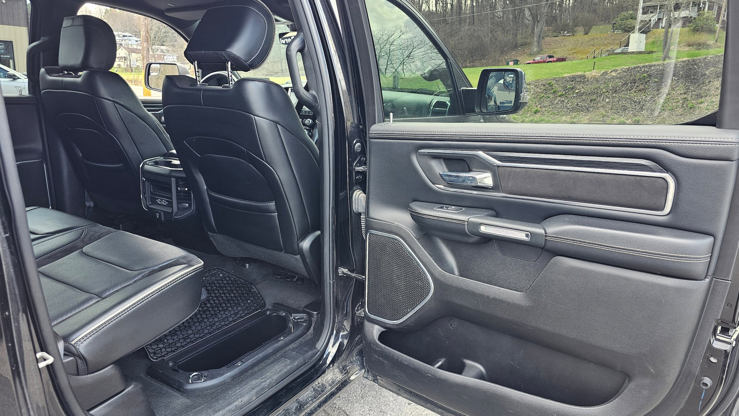 Used 2024 RAM 1500 Laramie AWD/4WD image 9