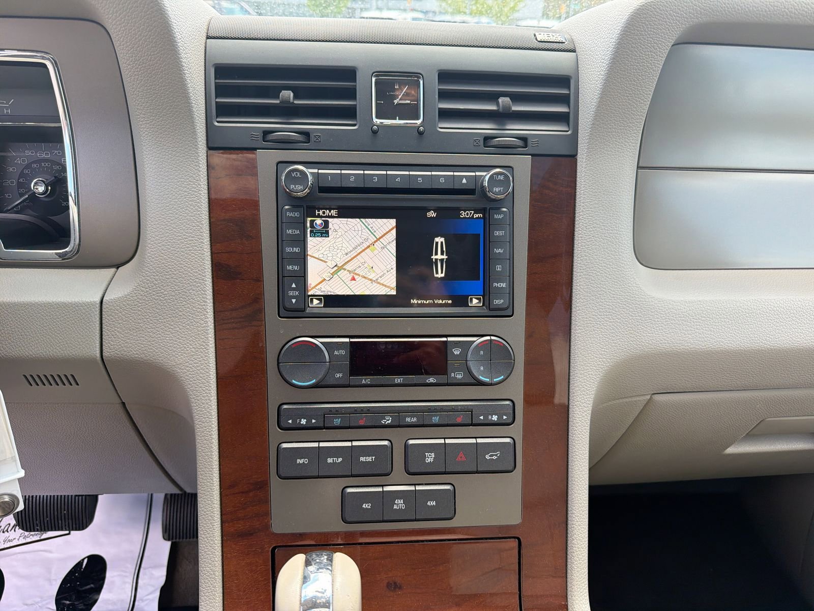 Used 2013 Lincoln Navigator 4WD w/ HD Trailer Tow Pkg image 32