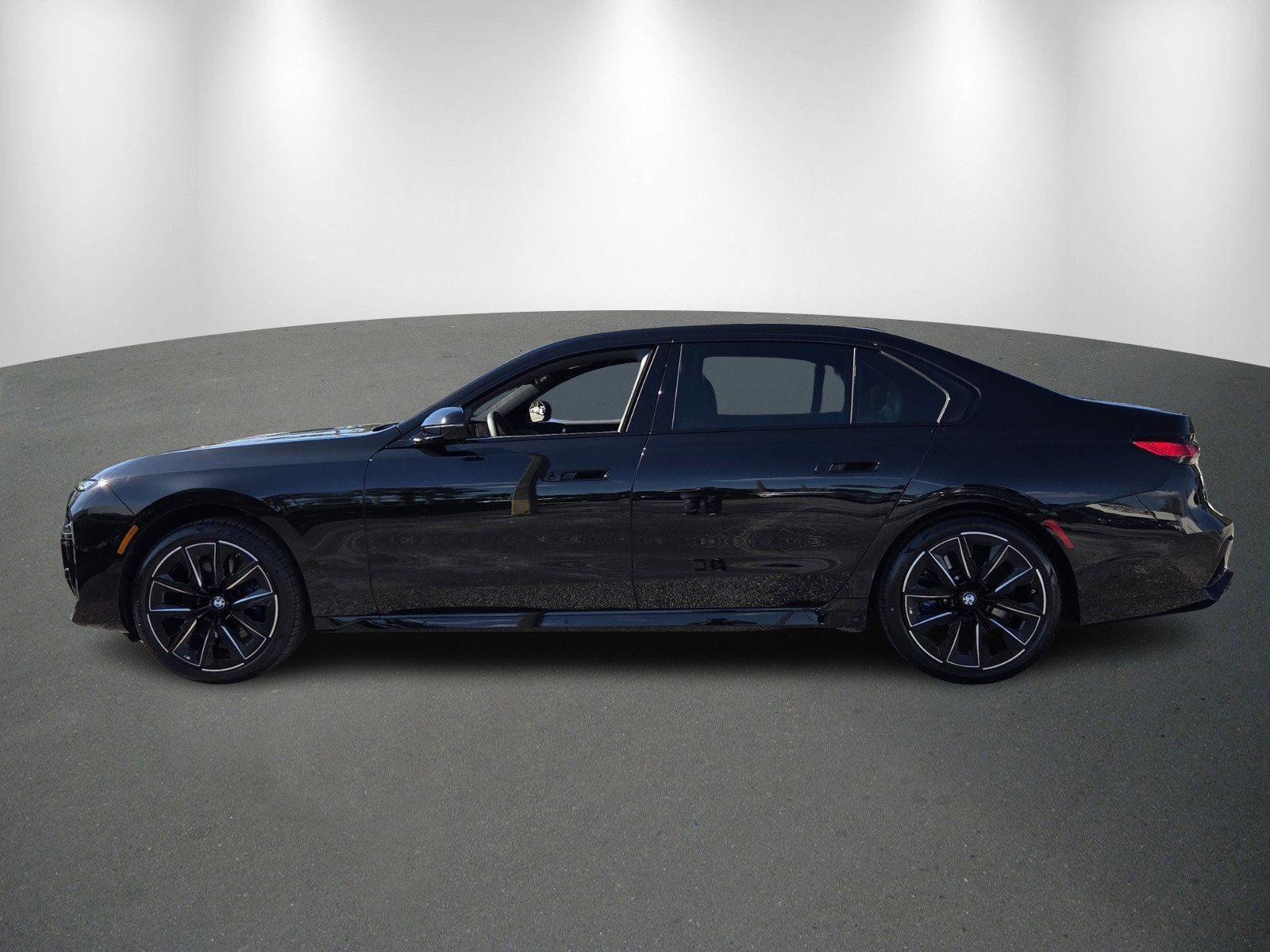 Used 2024 BMW 760i xDrive w/ Executive Package image 4