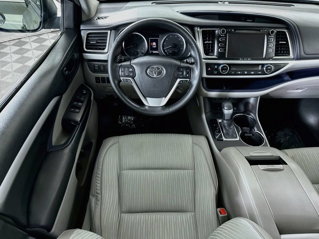 Certified 2018 Toyota Highlander Plus AWD/4WD image 3