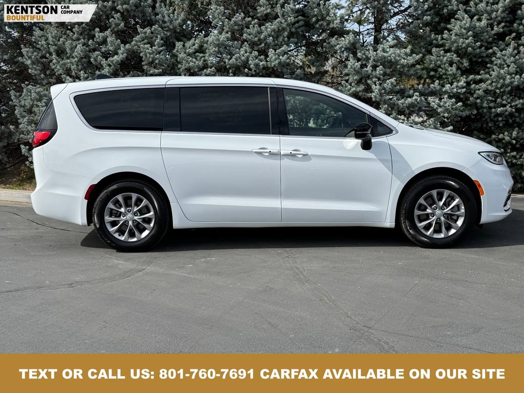 Used 2026 Chrysler Pacifica Limited image 10