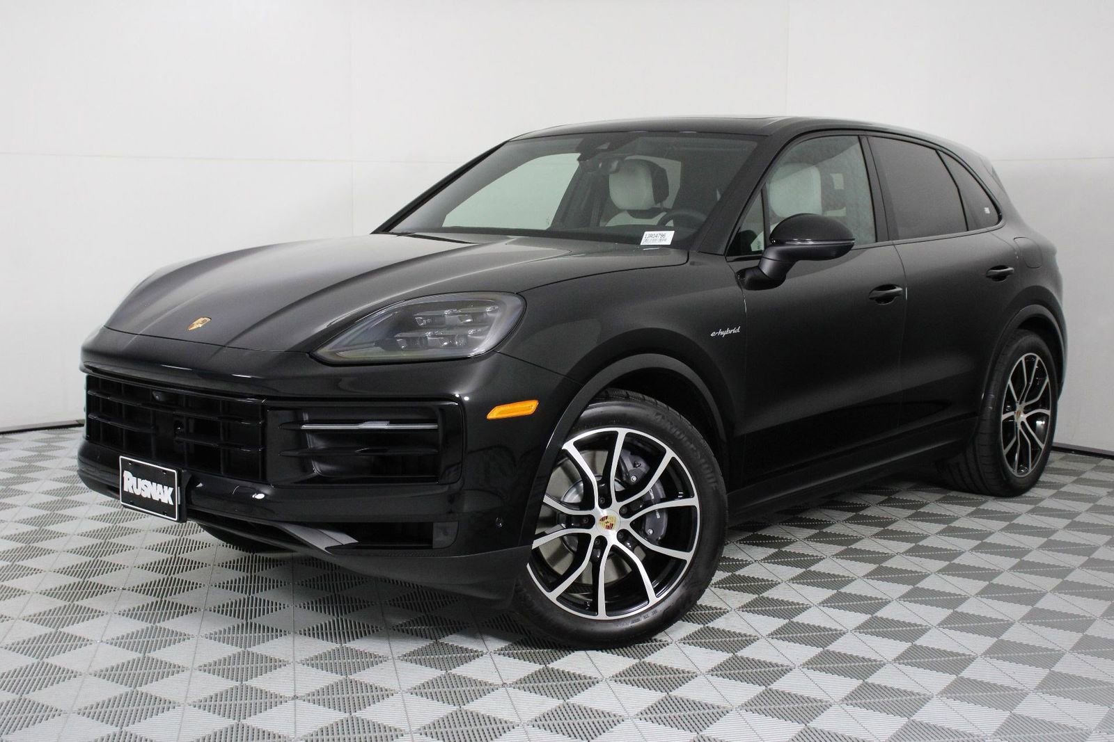 Certified 2025 Porsche Cayenne E-Hybrid image 1