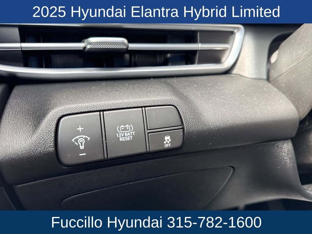 Used 2025 Hyundai Elantra Limited image 13