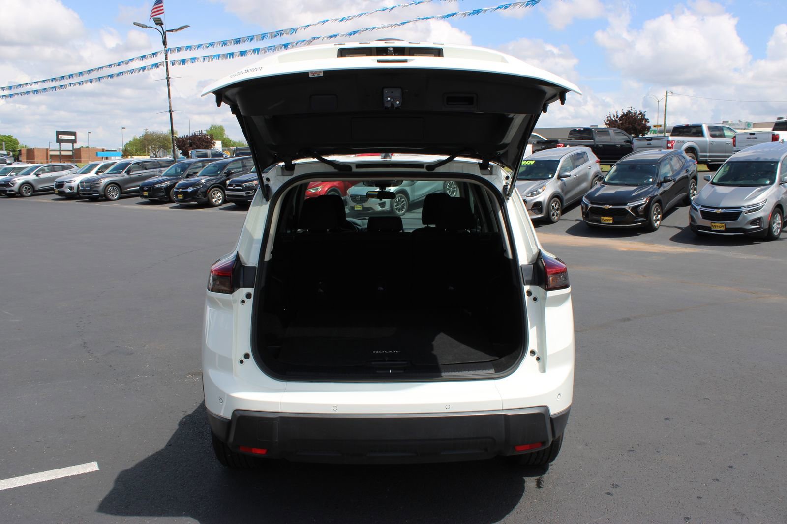 Used 2024 Nissan Rogue S FWD image 8