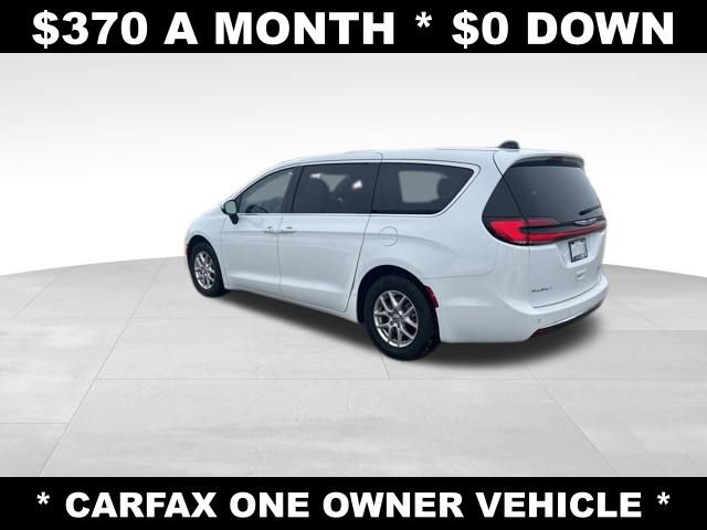 Used 2023 Chrysler Pacifica Touring-L FWD image 3