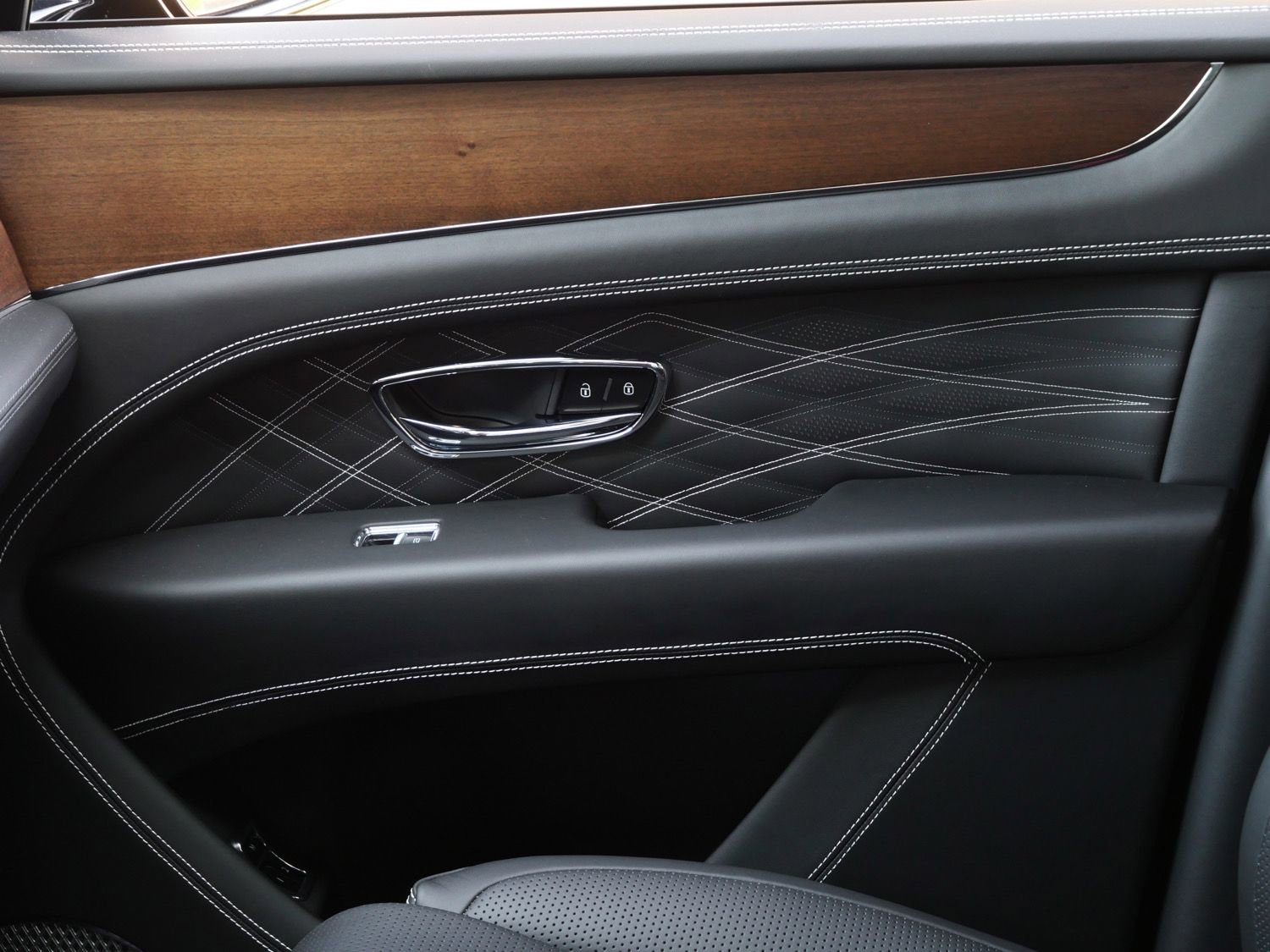 Used 2023 Bentley Bentayga Extended Wheelbase image 15