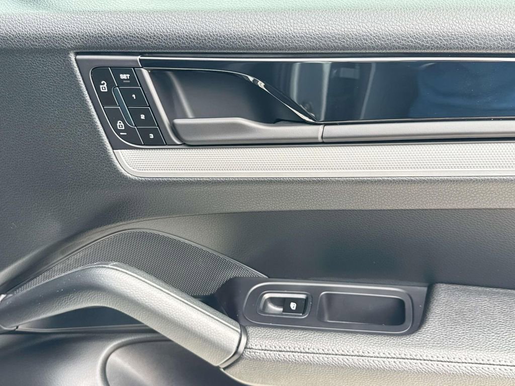 Certified 2025 Porsche Cayenne image 20