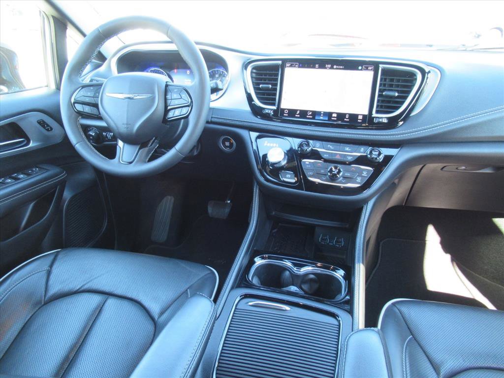 Used 2025 Chrysler Pacifica Limited image 11