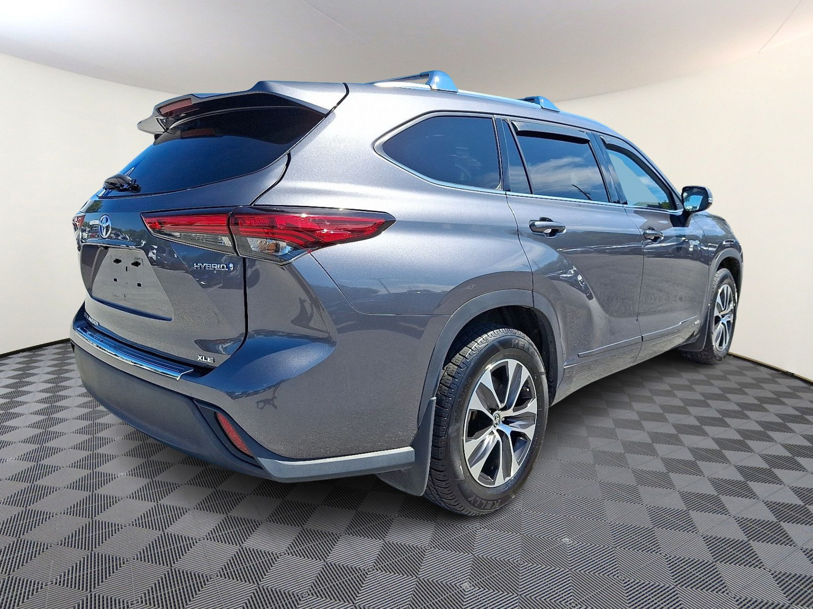 Used 2020 Toyota Highlander XLE AWD/4WD image 6