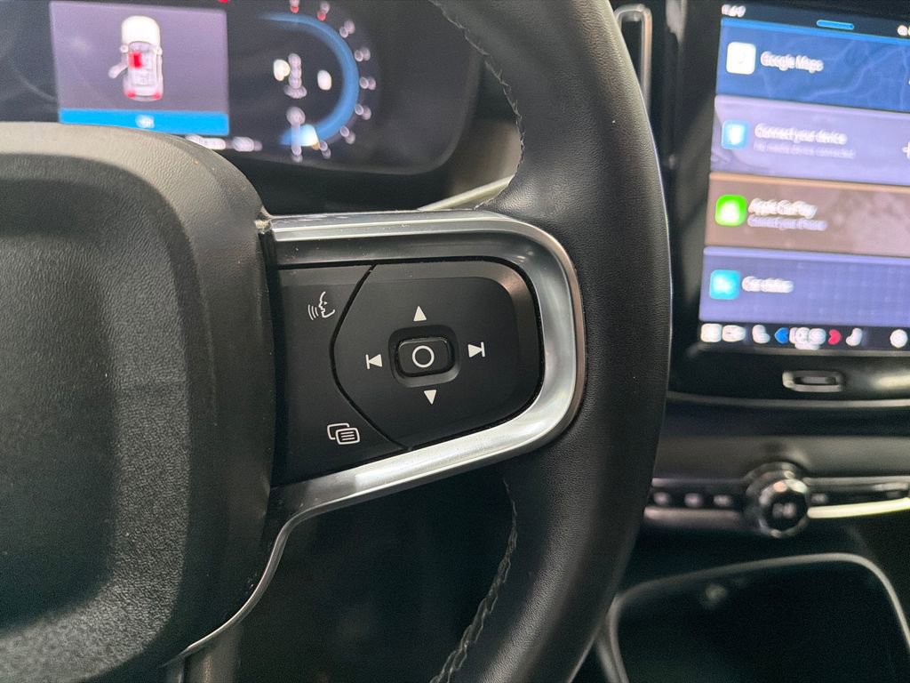 Used 2023 Volvo XC40 B5 Plus image 28