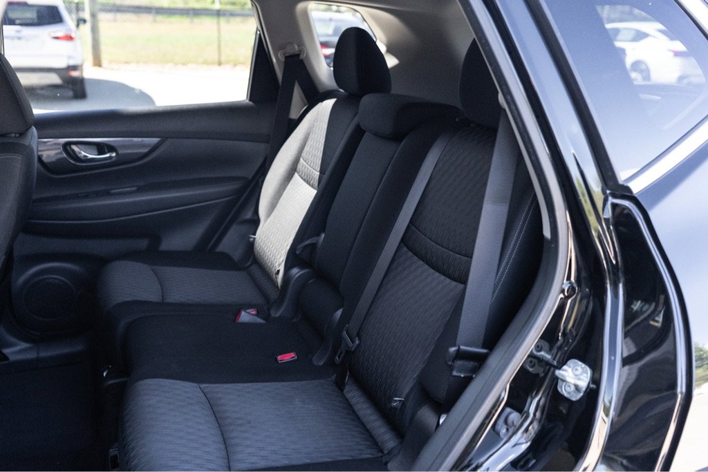 Used 2018 Nissan Rogue SV image 9