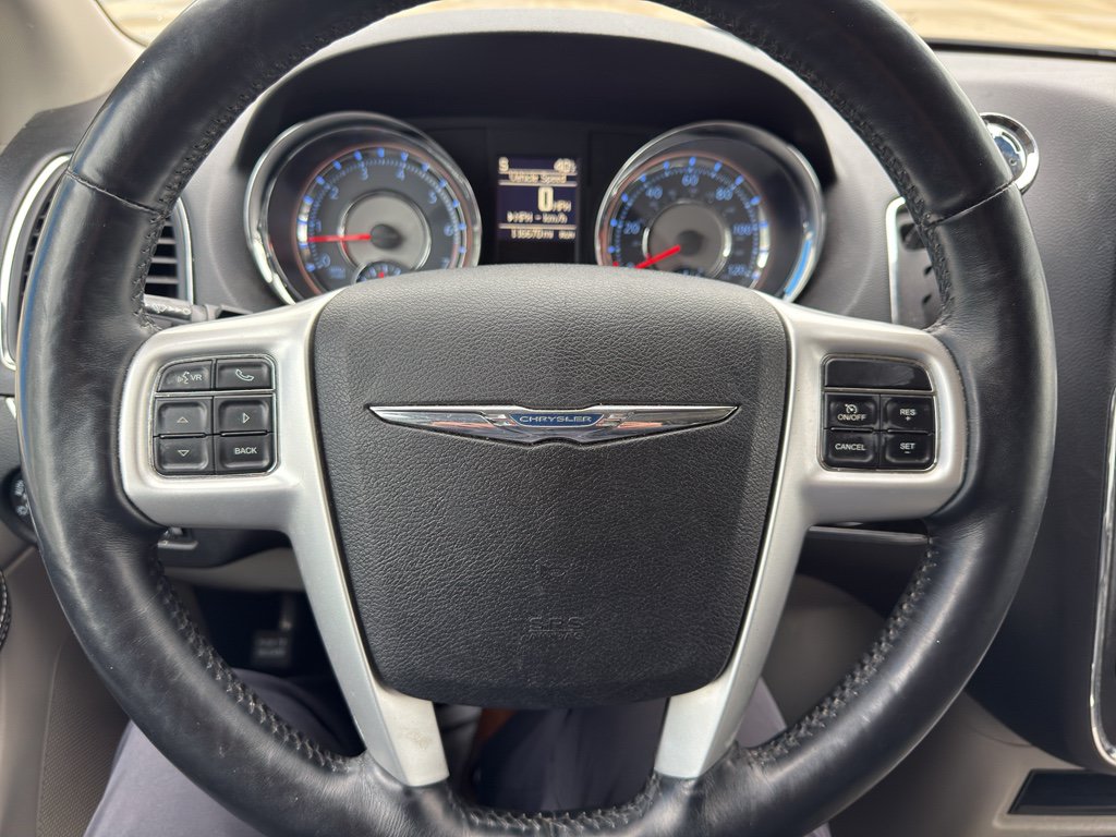 Used 2015 Chrysler Town & Country Touring-L w/ Driver Convenience Group FWD image 18