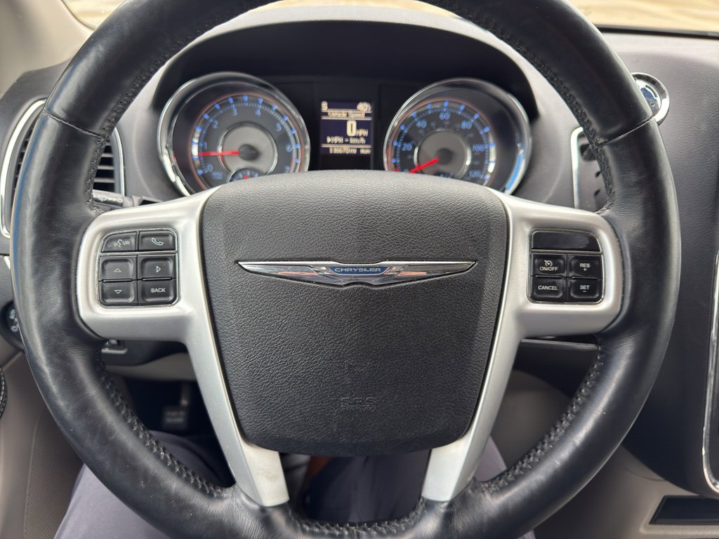 Used 2015 Chrysler Town & Country Touring-L w/ Driver Convenience Group FWD image 18