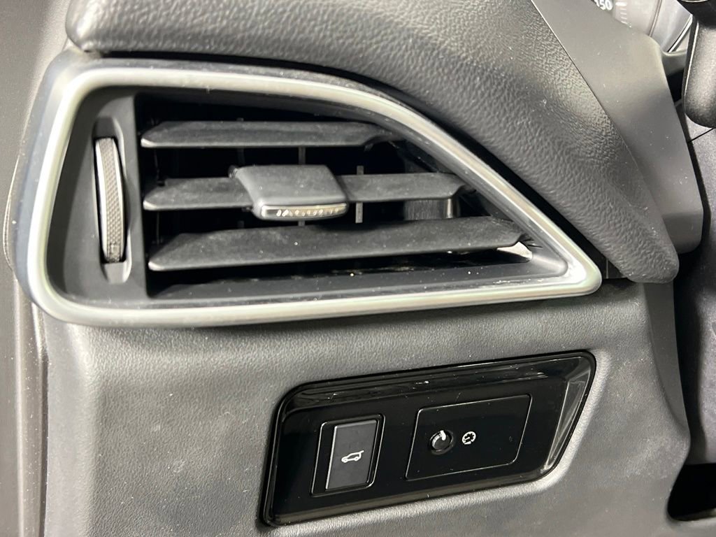 Used 2017 Jaguar F-PACE Premium image 24