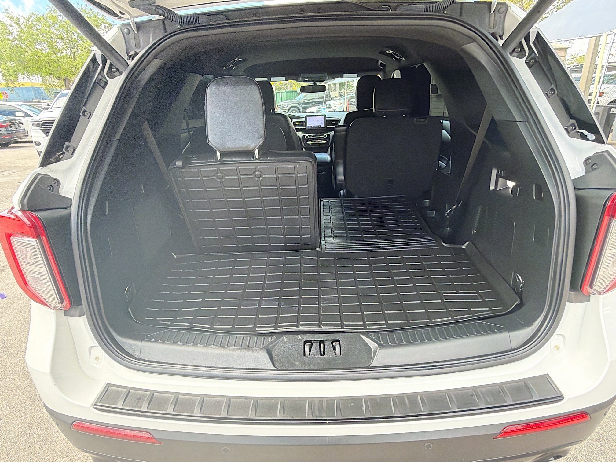 Used 2023 Ford Explorer ST-Line w/ Class IV Trailer Tow Package image 27