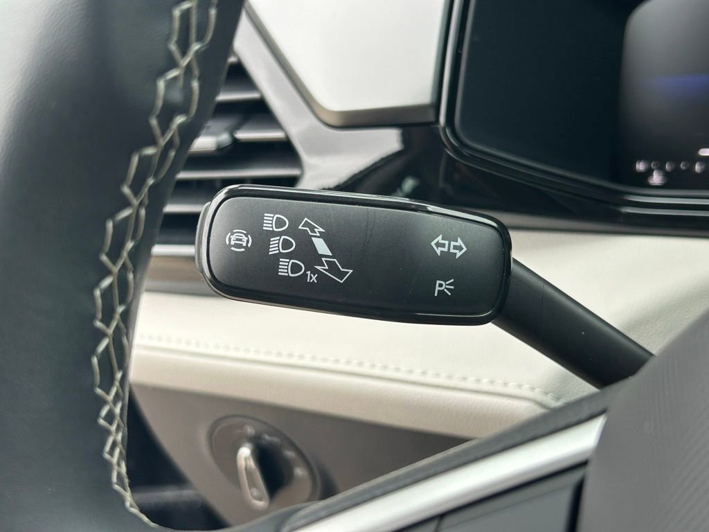 Certified 2025 Volkswagen Taos S image 27