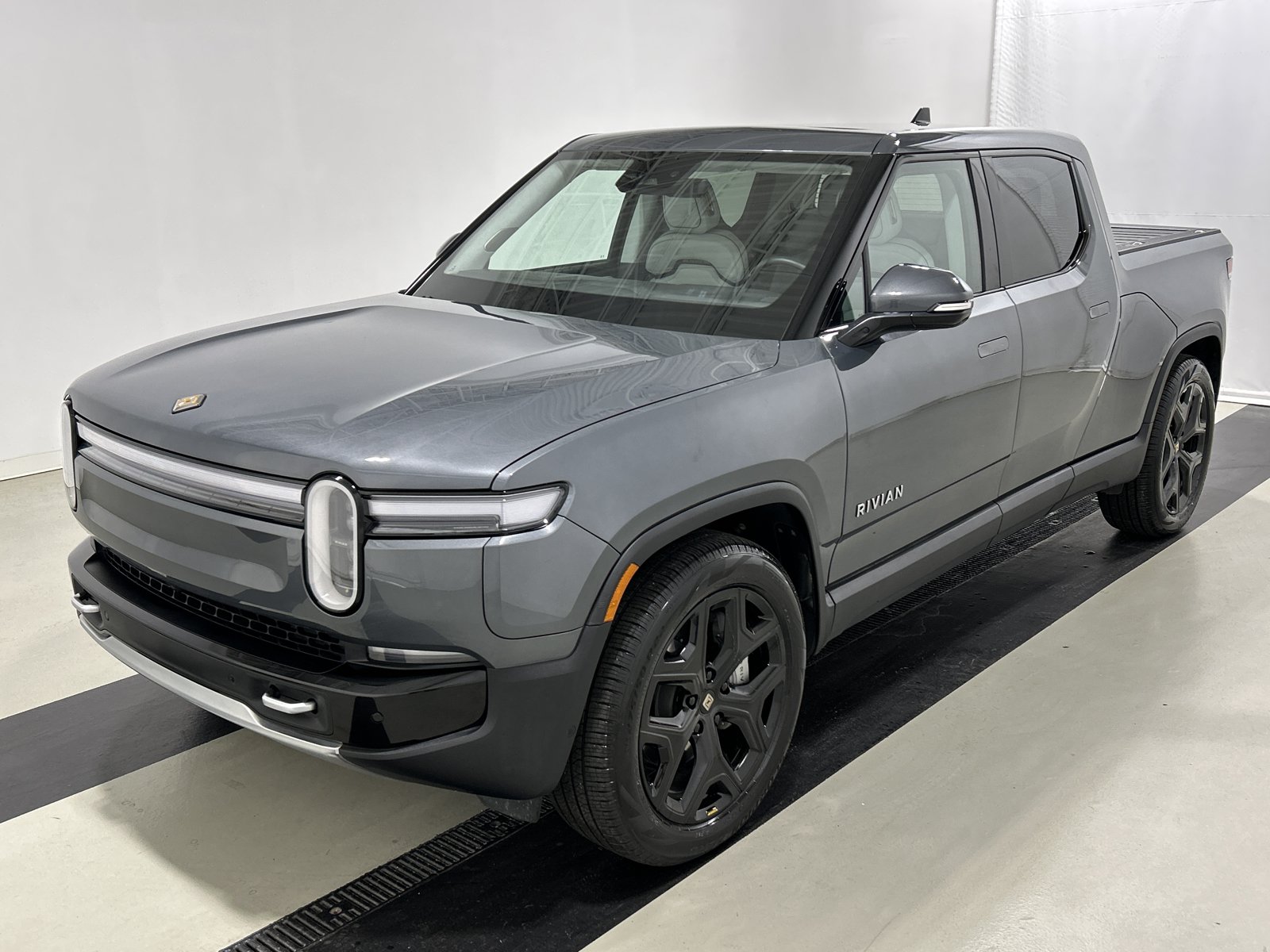 Used 2025 Rivian R1T Adventure AWD/4WD image 1