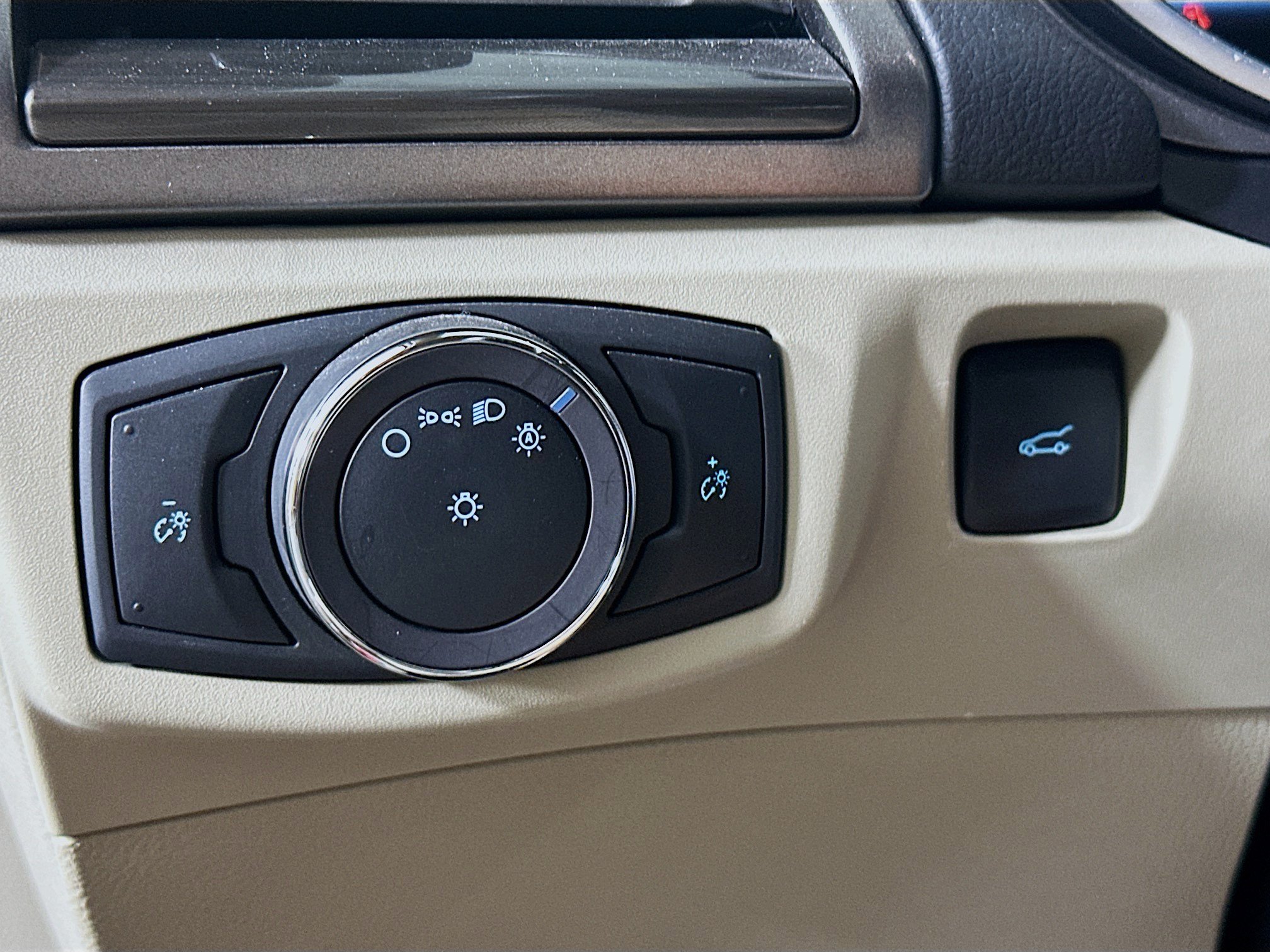 Used 2019 Ford Fusion SEL FWD image 17