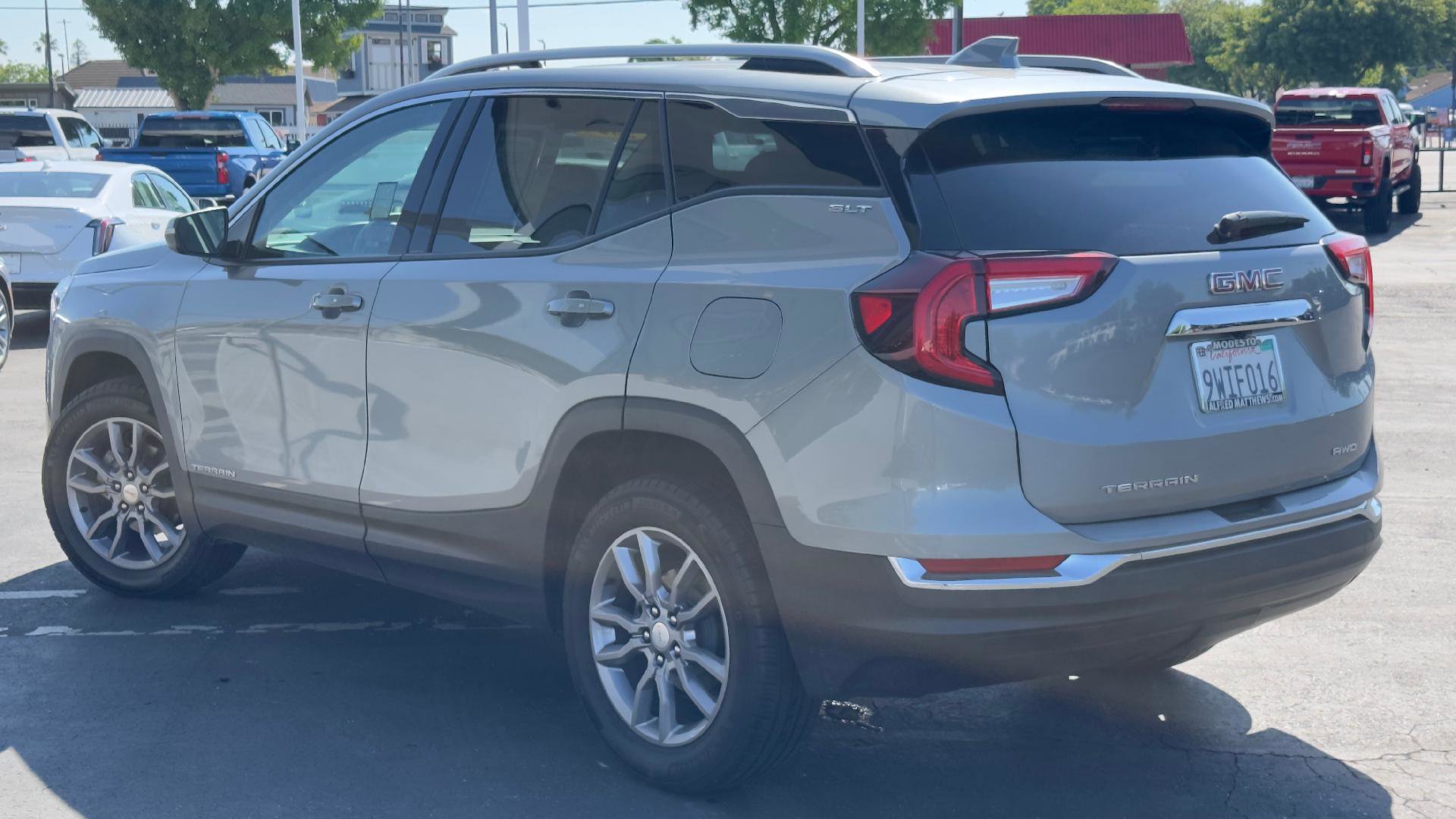Used 2024 GMC Terrain SLT AWD/4WD image 7