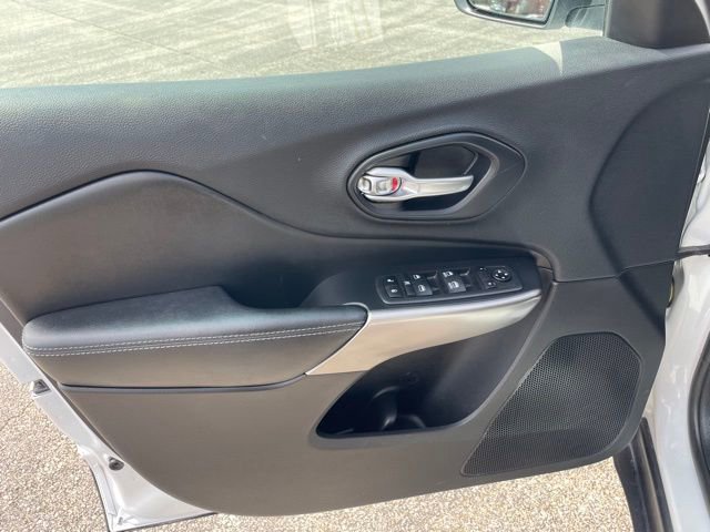 Used 2019 Jeep Cherokee Latitude Plus w/ Comfort/Convenience Group image 9