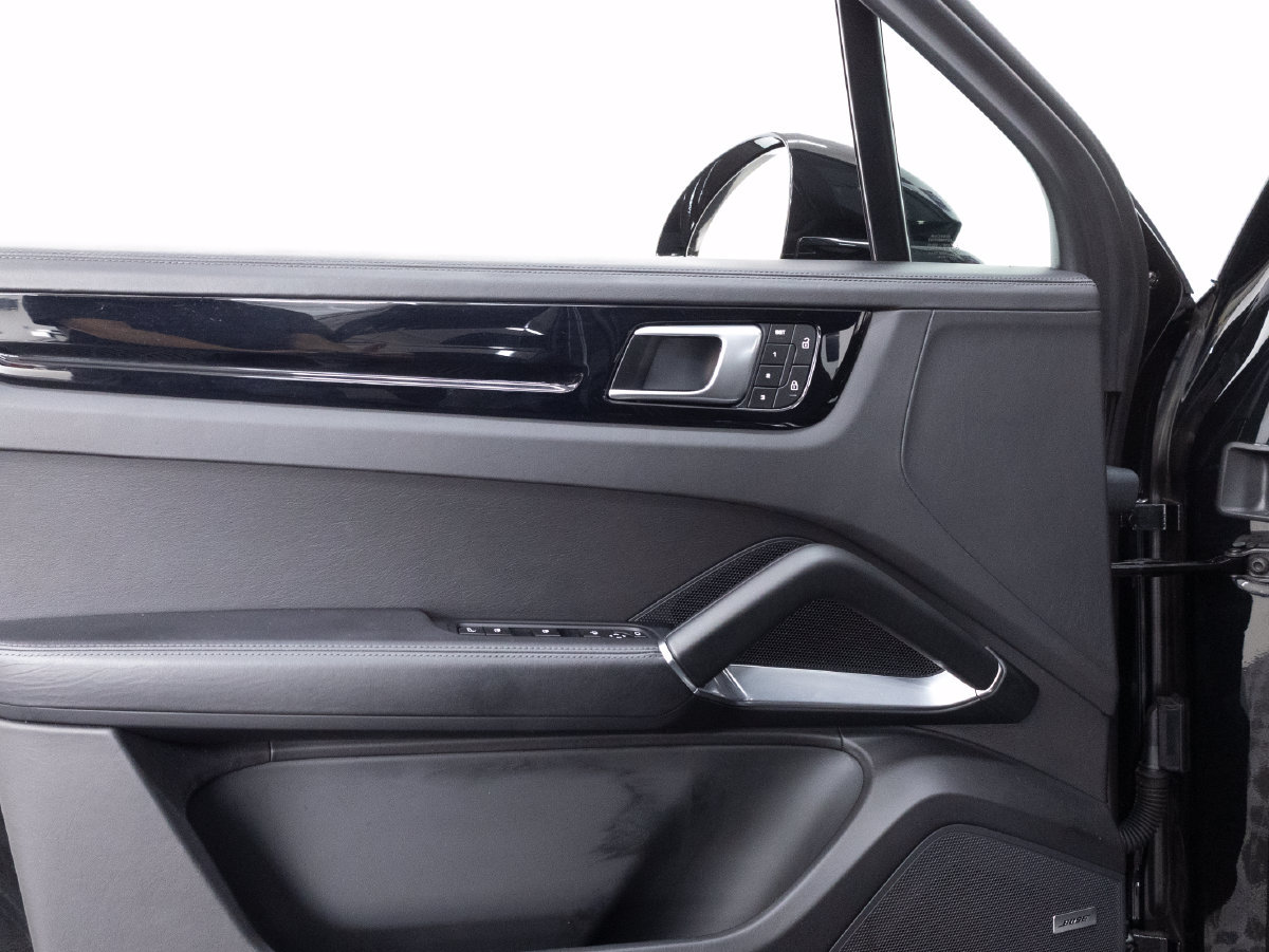Certified 2023 Porsche Cayenne Turbo S AWD/4WD image 27
