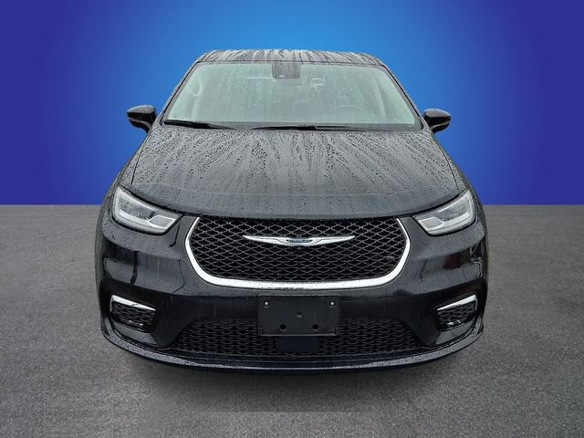 Used 2024 Chrysler Pacifica Touring-L image 2