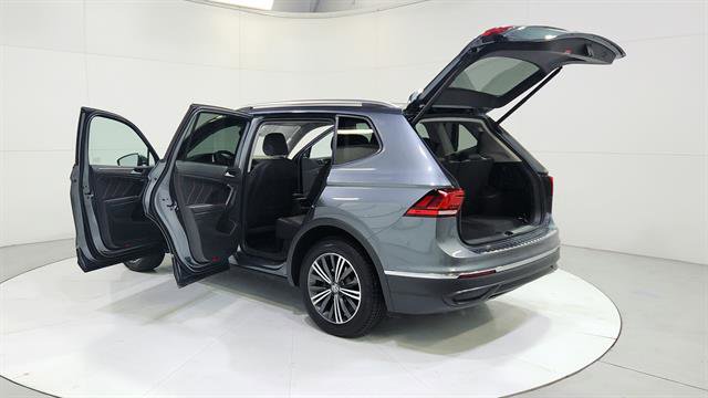 Used 2024 Volkswagen Tiguan Wolfsburg Edition image 31