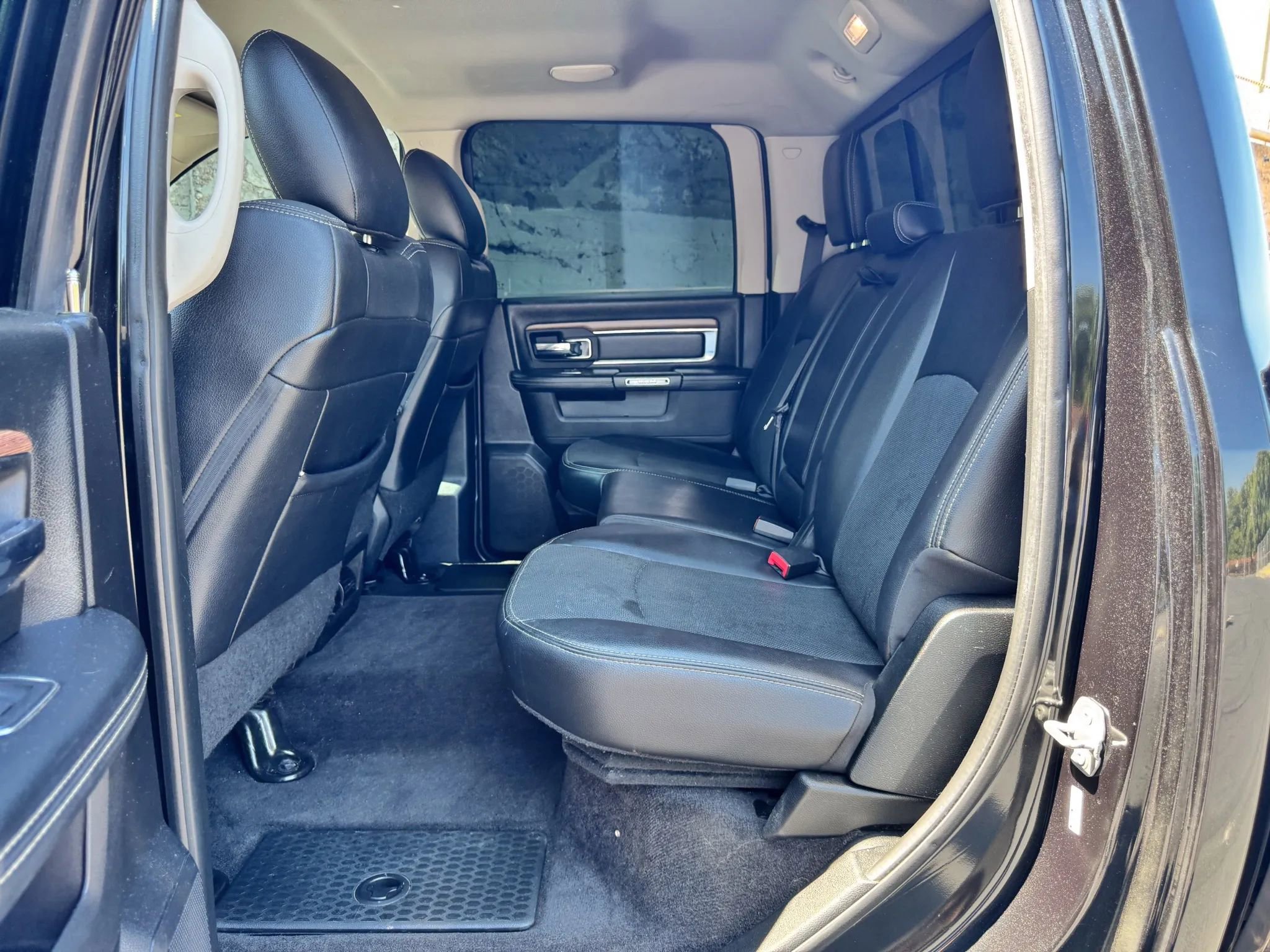 Used 2017 RAM 1500 Laramie image 19