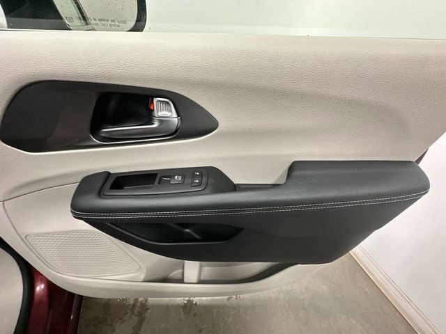 Used 2023 Chrysler Pacifica Touring-L image 23