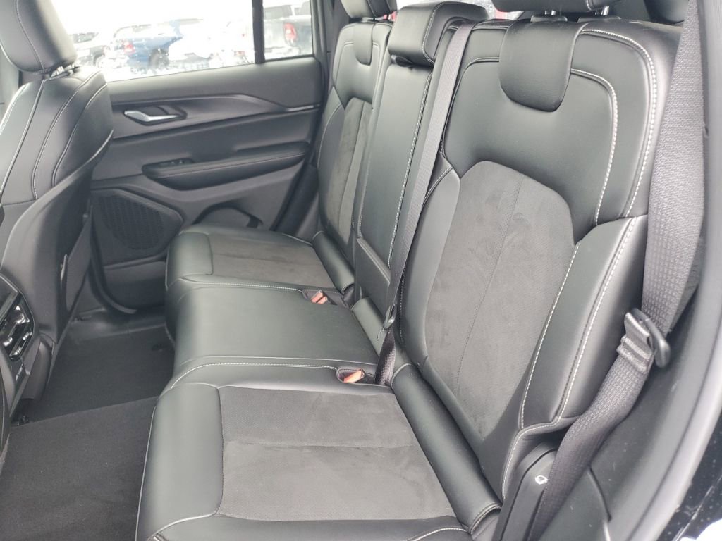 Used 2025 Jeep Grand Cherokee Altitude image 29