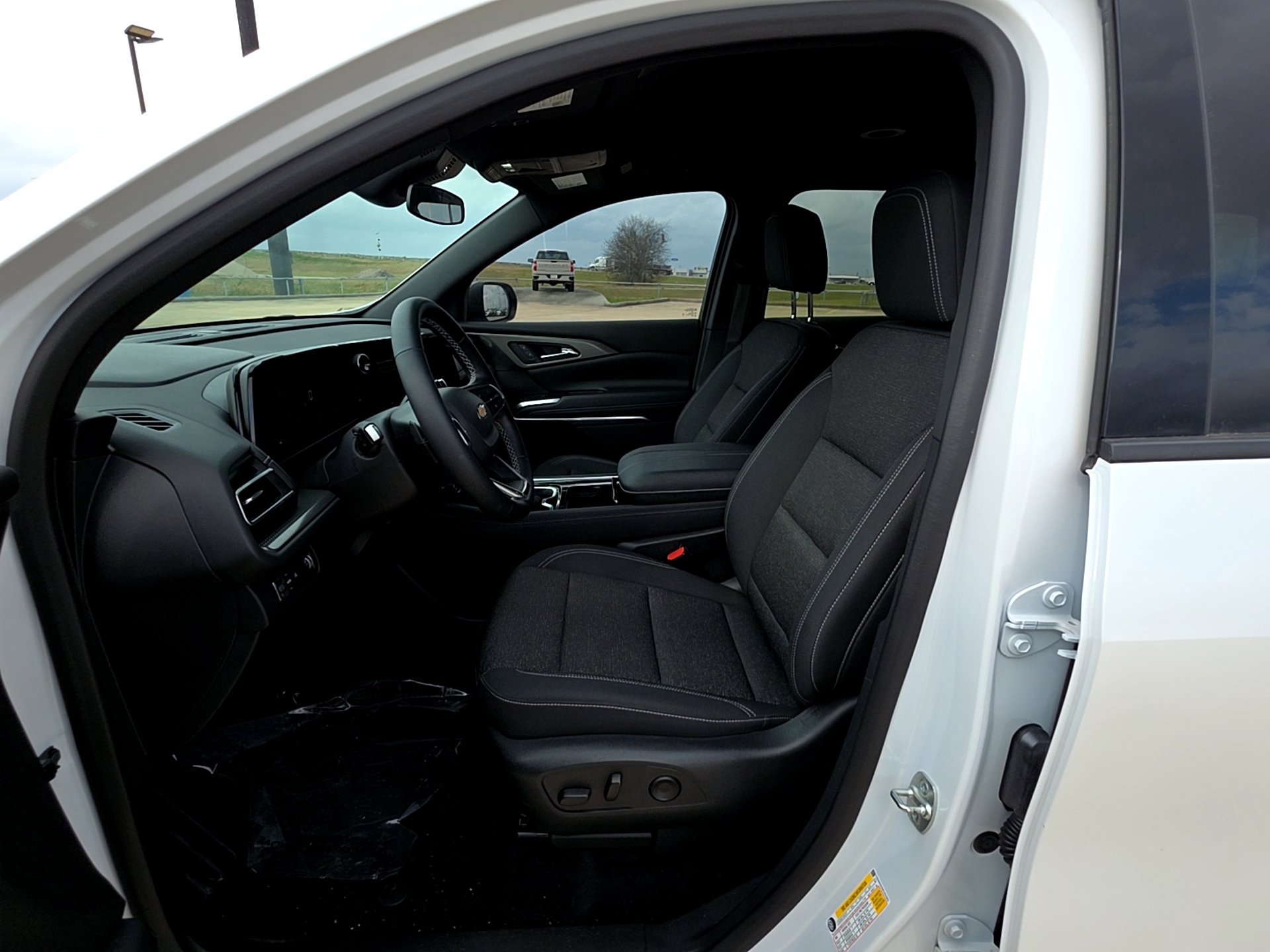 Used 2024 Chevrolet Traverse LT image 11