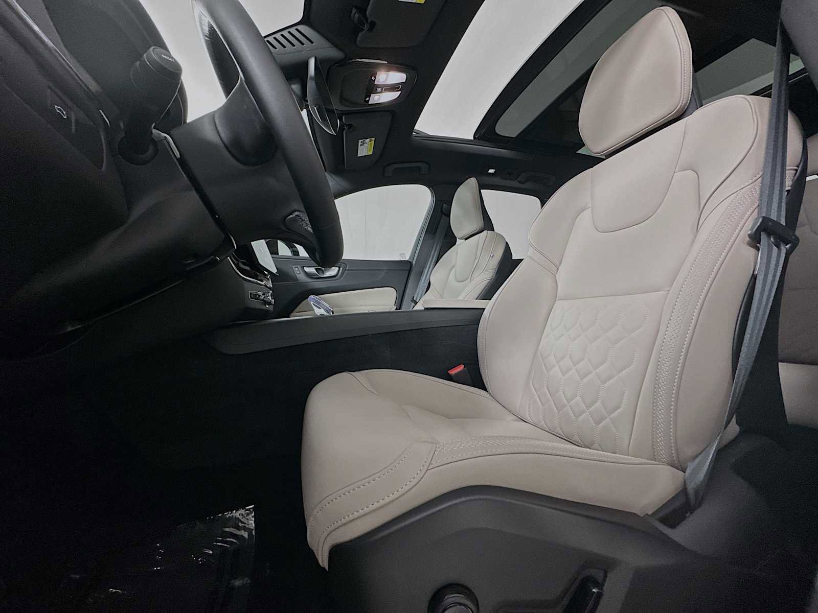 Used 2026 Volvo XC60 B5 Plus w/ Protection Package Premier AWD/4WD image 19