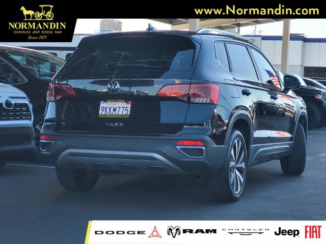 Used 2022 Volkswagen Taos SE w/ Panoramic Sunroof Package FWD image 3