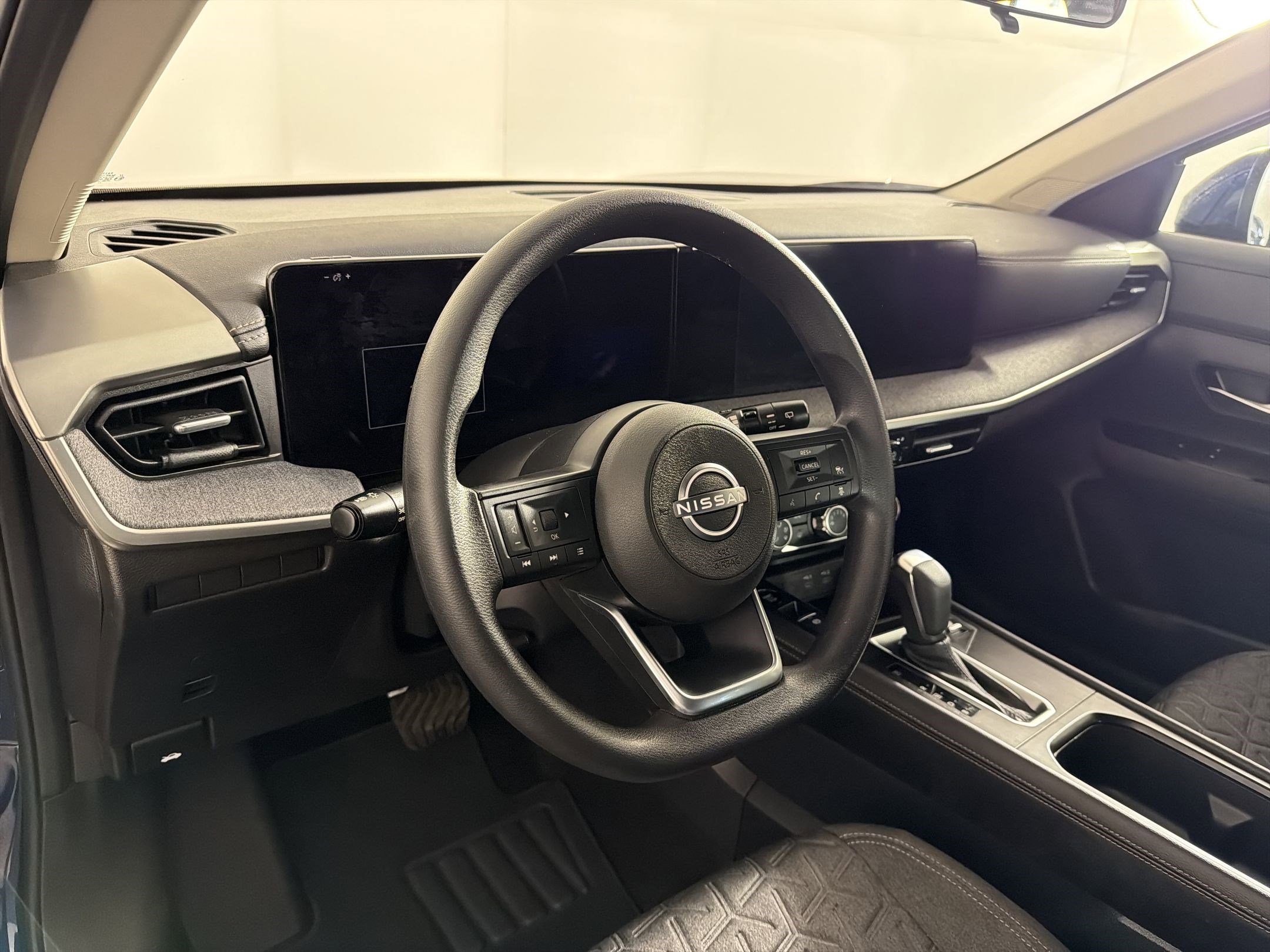 Used 2025 Nissan Kicks SV image 4