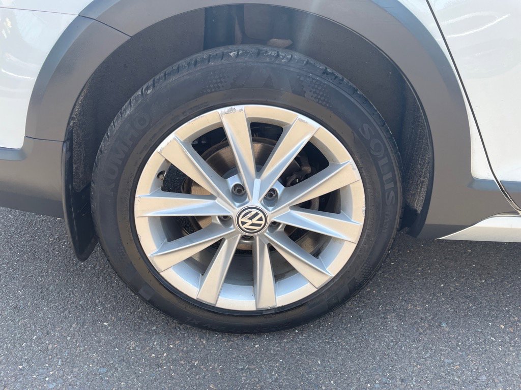 Used 2017 Volkswagen Golf Alltrack SE image 32