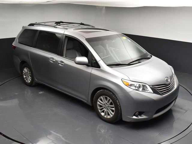 Used 2017 Toyota Sienna XLE w/ XLE Navigation Package image 40