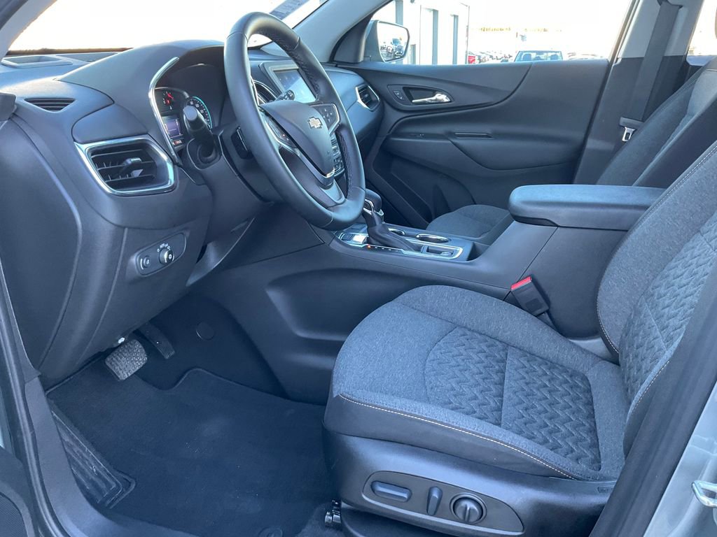 Used 2023 Chevrolet Equinox LT image 2