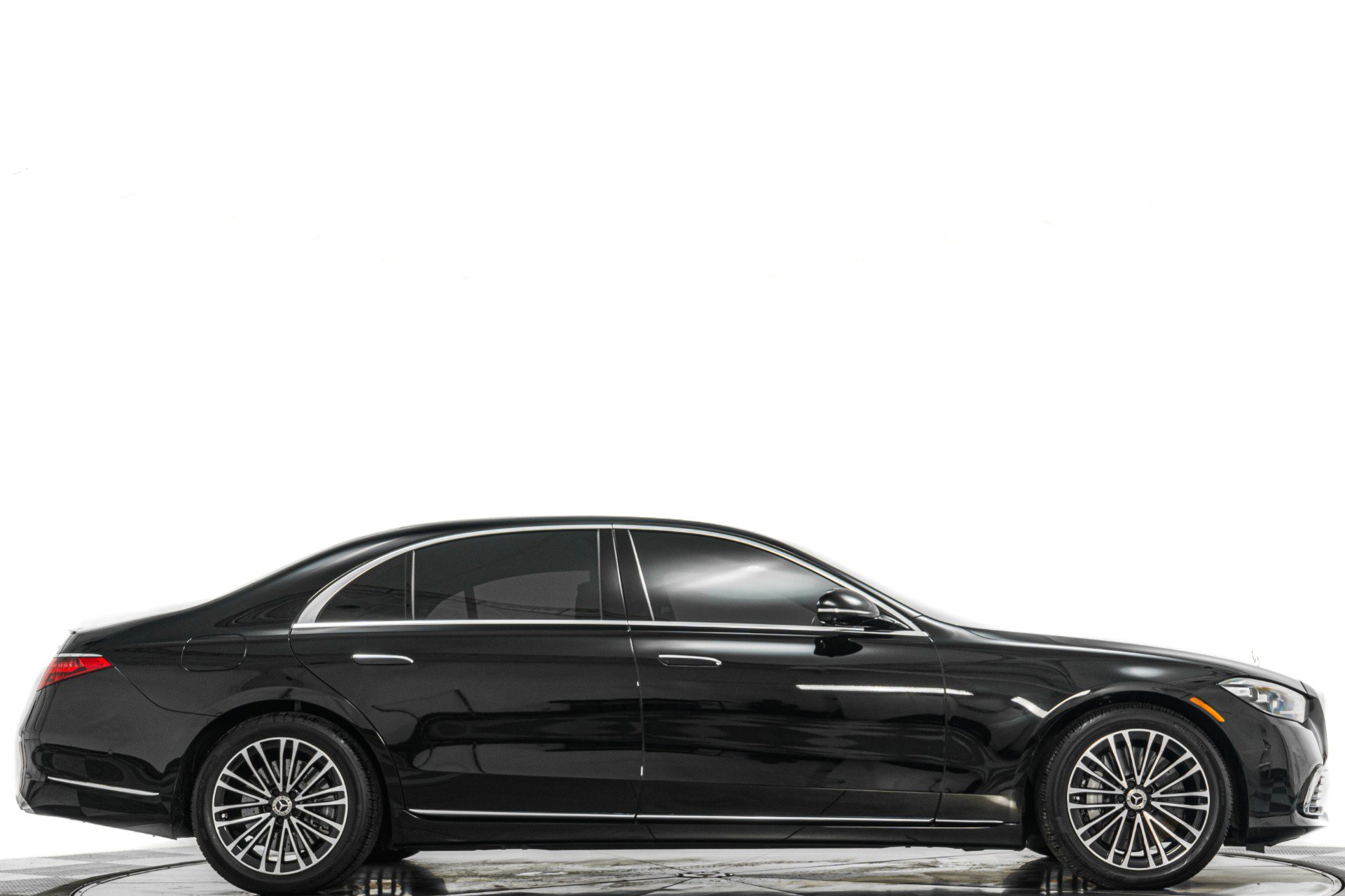 Used 2025 Mercedes-Benz S 580e 4MATIC Sedan image 2