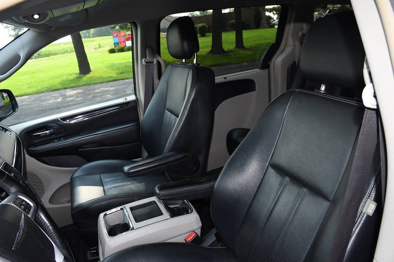 Used 2015 Chrysler Town & Country Touring-L w/ Driver Convenience Group FWD image 12