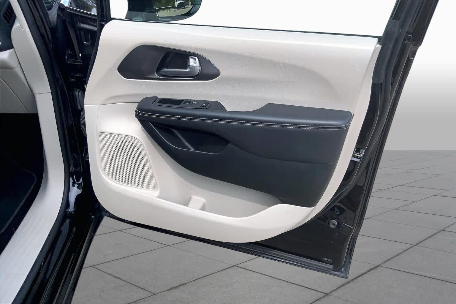 Used 2024 Chrysler Pacifica Touring-L FWD image 23