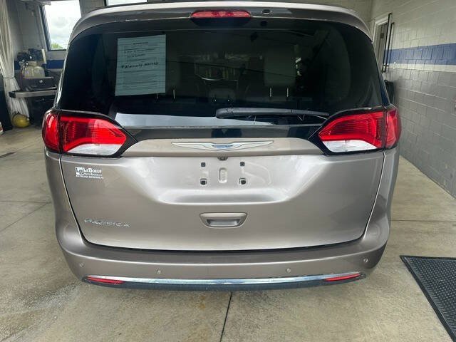 Used 2017 Chrysler Pacifica Touring-L FWD image 6