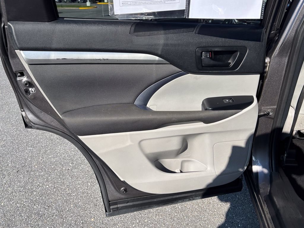 Used 2019 Toyota Highlander LE AWD/4WD image 35