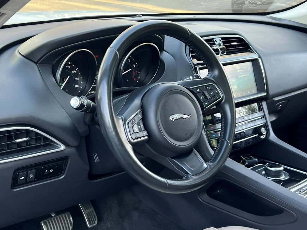 Used 2019 Jaguar F-PACE Premium image 21