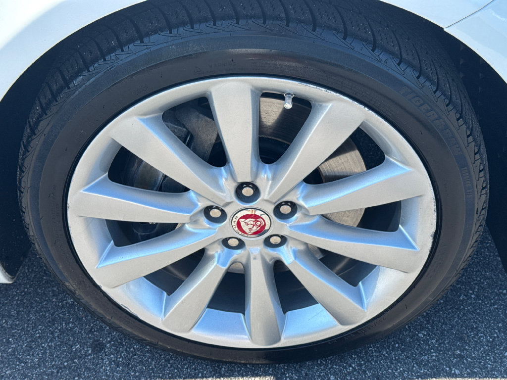 Used 2013 Jaguar XF RWD image 12