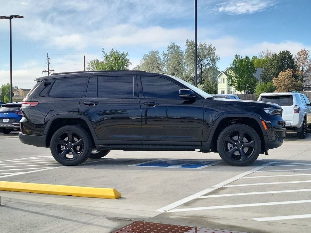 Used 2023 Jeep Grand Cherokee L Laredo AWD/4WD image 9