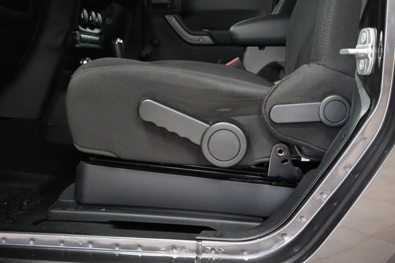 Used 2018 Jeep Wrangler Sport w/ Connectivity Group AWD/4WD image 15
